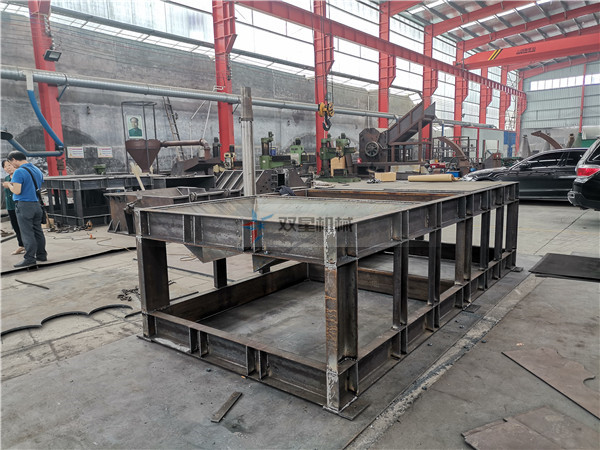 <a href='http://m.qlnddj.cn/psxl/4.html' target='_blank'><span>廢鋼破碎機(jī)</span></a>設(shè)備客戶現(xiàn)場(chǎng)考察