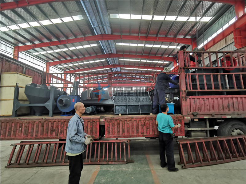 1300型<a href='http://m.qlnddj.cn/psxl/1279.html' target='_blank'><span>廢鋁破碎</span></a>機(jī)裝車(chē)發(fā)貨