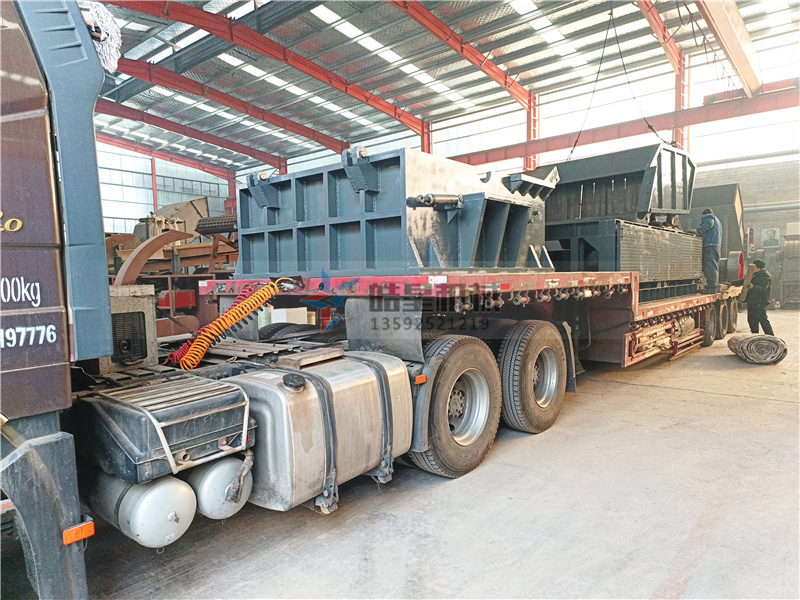 1800型<a href='http://m.qlnddj.cn' target='_blank'><span>鋁合金破碎機</span></a>設備裝車發(fā)貨
