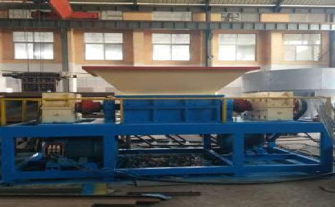 打開大型<a href='http://m.qlnddj.cn/ssxl/10.html' target='_blank'><span>金屬撕碎機</span></a>時應注意些什么